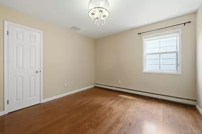 9 Oxford Court, Wheatley Heights, NY 11798 - Photo 25