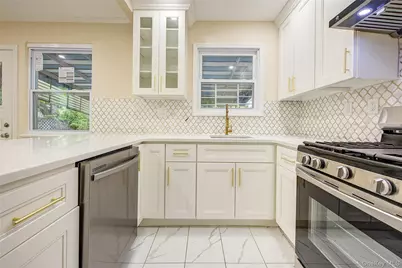 164-38 76th Road, Fresh Meadows, NY 11366 - Photo 11