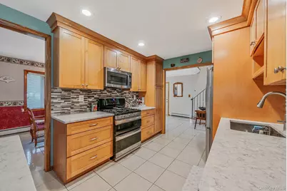 28 Manchester Boulevard, Wheatley Heights, NY 11798 - Photo 9