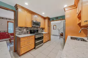 28 Manchester Blvd, Wheatley Heights, NY 11798 - Photo 9