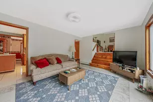28 Manchester Blvd, Wheatley Heights, NY 11798 - Photo 5