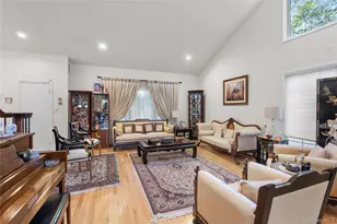16 Cabriolet Ln, Melville, NY 11747 - Photo 9