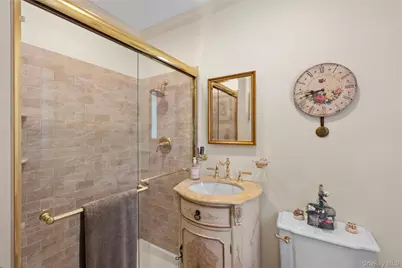 77 Lake Drive, Manhasset Hills, NY 11040 - Photo 23