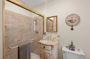 77 Lake Dr, Manhasset Hills, NY 11040 - Photo 23