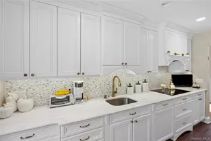 77 Lake Dr, Manhasset Hills, NY 11040 - Photo 13