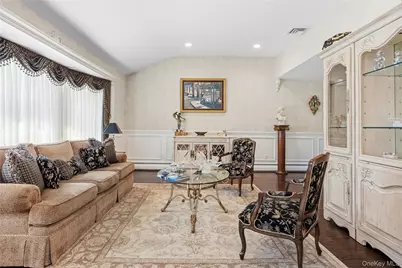 77 Lake Drive, Manhasset Hills, NY 11040 - Photo 5