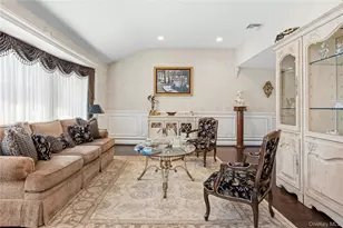 77 Lake Dr, Manhasset Hills, NY 11040 - Photo 5
