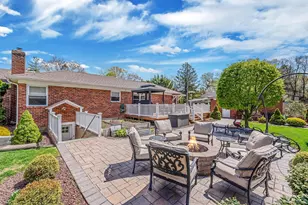 193 Dix Hills Rd, Dix Hills, NY 11746 - Photo 15