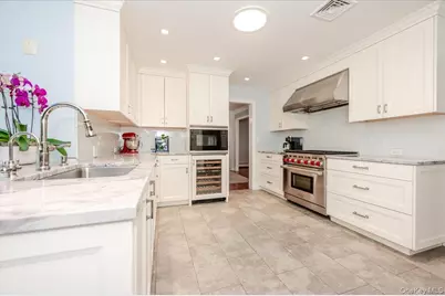 2539 Bradley Court, Merrick, NY 11566 - Photo 5