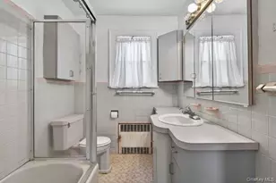 191 Rockaway Pkwy, Valley Stream, NY 11580 - Photo 17