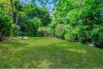 27 Ridge Drive E, Great Neck, NY 11021 - Photo 33