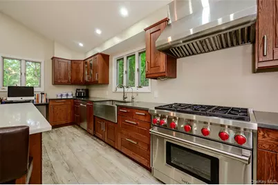 27 Ridge Drive E, Great Neck, NY 11021 - Photo 15