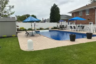 909 Berkshire Dr, Westbury, NY 11590 - Photo 27