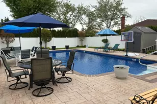 909 Berkshire Dr, Westbury, NY 11590 - Photo 35