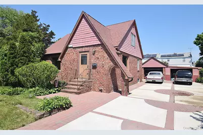 25 Kensington Court, Copiague, NY 11726 - Photo 1