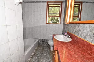25 Kensington Ct, Copiague, NY 11726 - Photo 9