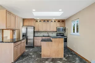 4 Bay Pl, Lindenhurst, NY 11757 - Photo 17