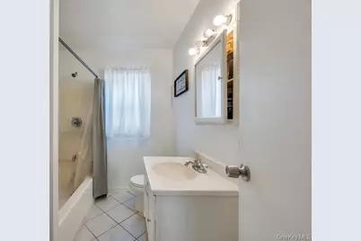 8 Francis Court, Elmont, NY 11003 - Photo 7