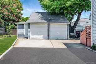 211 St Marks Pl, East Meadow, NY 11554 - Photo 5