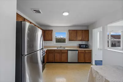 103 Clifton Court, Farmingdale, NY 11735 - Photo 5