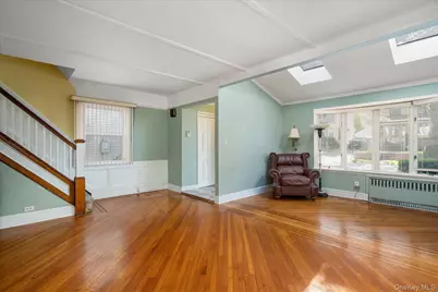 257-09 Pembroke Avenue, Great Neck, NY 11020 - Photo 9