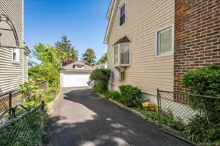 25709 Pembroke Ave, Great Neck, NY 11020 - Photo 27