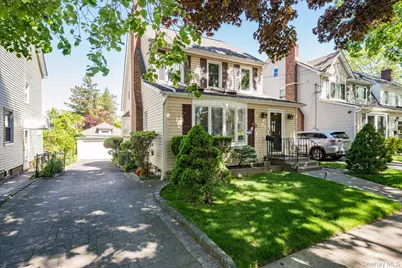 257-09 Pembroke Avenue, Great Neck, NY 11020 - Photo 3