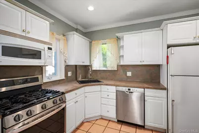 257-09 Pembroke Avenue, Great Neck, NY 11020 - Photo 13