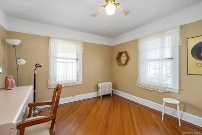 257-09 Pembroke Avenue, Great Neck, NY 11020 - Photo 17