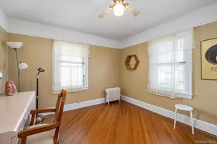 25709 Pembroke Ave, Great Neck, NY 11020 - Photo 17