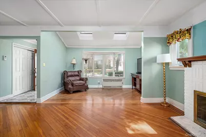 257-09 Pembroke Avenue, Great Neck, NY 11020 - Photo 7