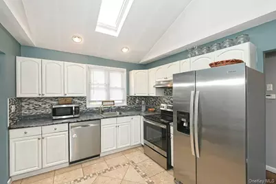 1254 Parkwood Drive, Merrick, NY 11566 - Photo 15