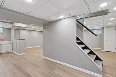 34 Park Circle W, New Hyde Park, NY 11040 - Photo 23
