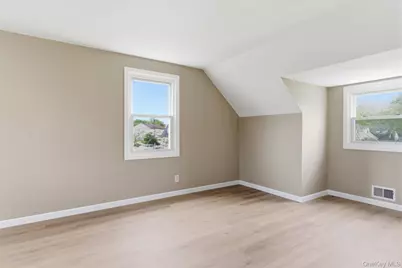 34 Park Circle W, New Hyde Park, NY 11040 - Photo 27