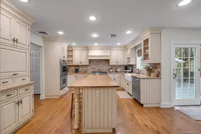 3 Carriage Court, Dix Hills, NY 11746 - Photo 9