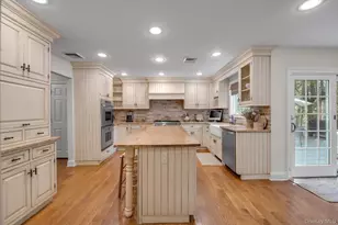 3 Carriage Ct, Dix Hills, NY 11746 - Photo 9