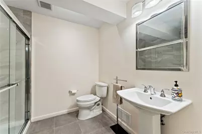 8 Bolton Drive, Manhasset, NY 11030 - Photo 17