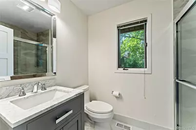 8 Bolton Drive, Manhasset, NY 11030 - Photo 9