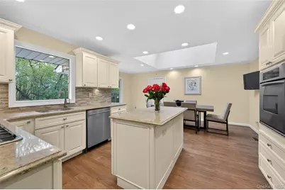 24 Thorngrove Lane, Dix Hills, NY 11746 - Photo 15