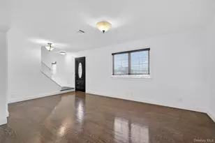 8 Lee Gray Ct, Glen Cove, NY 11542 - Photo 3