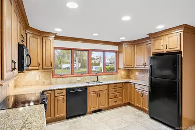19 Palm Lane, Westbury, NY 11590 - Photo 15
