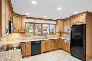 19 Palm Ln, Westbury, NY 11590 - Photo 15
