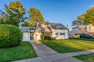 19 Palm Ln, Westbury, NY 11590 - Photo 31