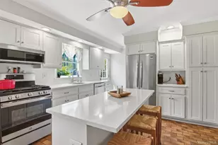 28 King Arthurs Ct, Saint James, NY 11780 - Photo 9
