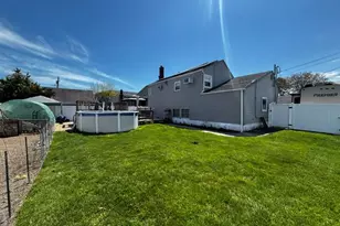 101 Buena Vista Blvd, Lindenhurst, NY 11757 - Photo 17