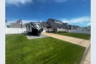 101 Buena Vista Boulevard, Lindenhurst, NY 11757 - Photo 3