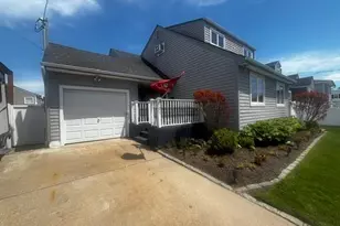 101 Buena Vista Blvd, Lindenhurst, NY 11757 - Photo 3