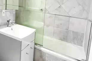 210 E 47th St, New York, NY 10017 - Photo 33