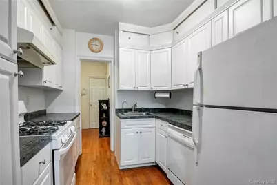 915 Wynnewood Road #G2, Pelham, NY 10803 - Photo 9