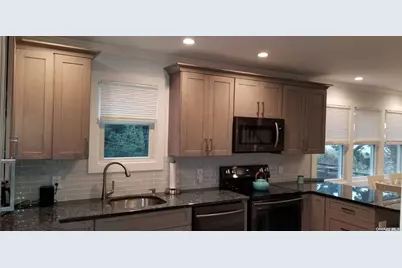 7 Crescent Walk, Seaview, NY 11770 - Photo 3